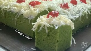 Bolu pandan kukus toping keju dengan pasta pandan suji asli...enak, lembut dan wangi sekali
