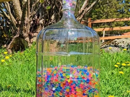 Lăn chai xuống núi dao, khoảnh khắc nổ tung giải tỏa áp lực