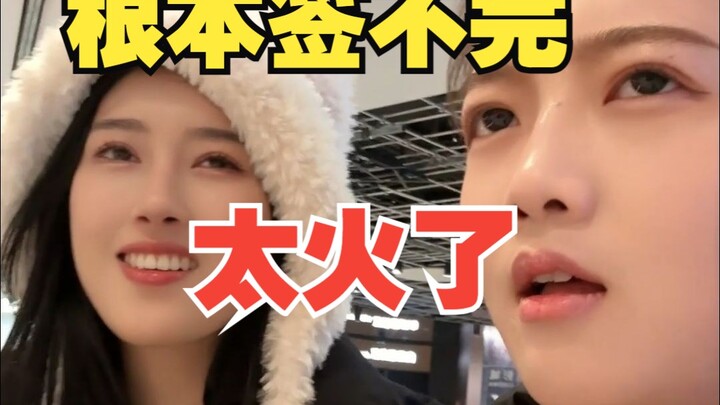 Baru aja tanda tangan seharian, tanganku udah pegel banget.