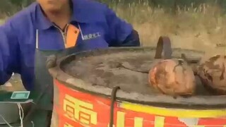 أمي، لقد وجدت البطاطا المشوية التي أريد أن آكلها!!