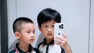 哥哥晒兄弟俩的合照，原来真的一眨眼就长大了 #搞笑