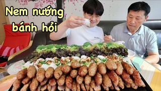 Vlog 439| LẦN ĐẦU CHA ĂN NEM NƯỚNG, BÁNH HỎI, nói về sức khỏe của mẹ khiến Hoon lặng người