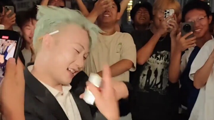 Wang Bian shakes his hands outside Roy Wang's concert (left hand, right hand, slow motion)