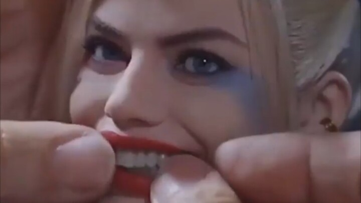 دمية يدوية لـ «المرأة المهرّجة» شديدة التشابه مع الأصل!