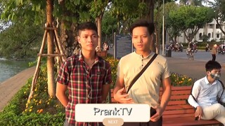 Prank ôm người lạ trên phố đi bộ