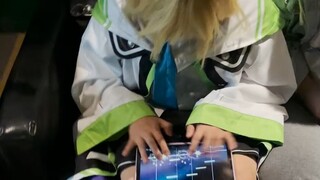 Một chú xanh nhỏ cực kỳ nghiêm túc tại hội chợ anime