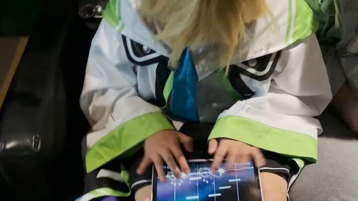 Một chú xanh nhỏ cực kỳ nghiêm túc tại hội chợ anime