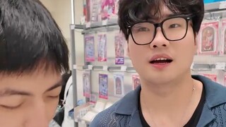 Chúng ta hãy xem hai người này đang bắt chước ai nhé?