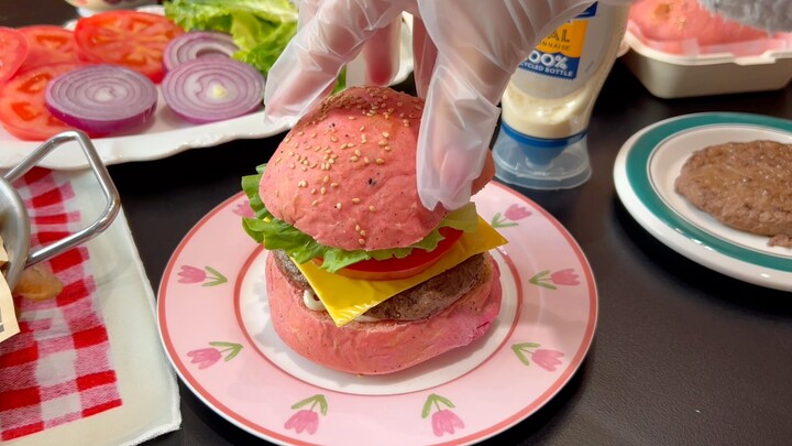 Burger kecil warna merah muda