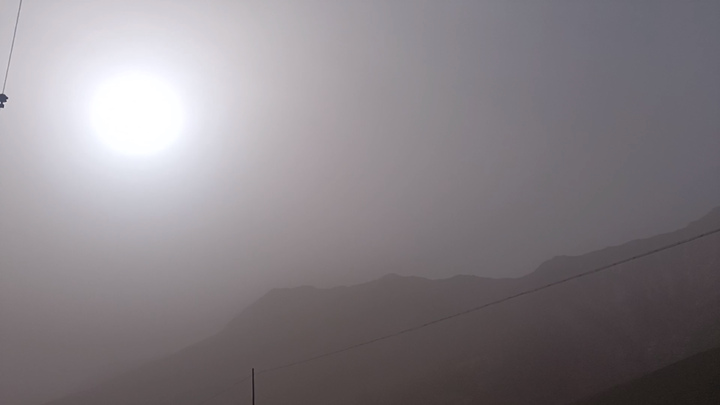 ตื่นเช้ามาชะโงกหน้าออกนอกหน้าต่าง นึกว่าหิมะตกซะอีก พอออกมาอันเดียว…