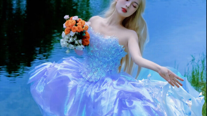 ถ้าเอากระดาษลูกกวาดมาใส่เป็นเสื้อผ้า จะสวยขนาดไหนนะ?
