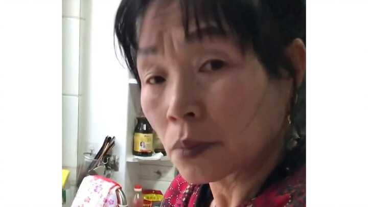 أمي، افتحي الباب!