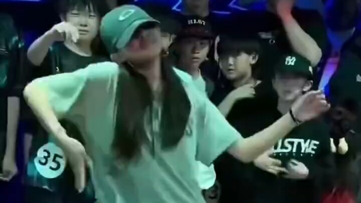 [Twi] Trending🔥 A2O LITE aijing’s pre-debut street dance video—her talent has already reached an awe