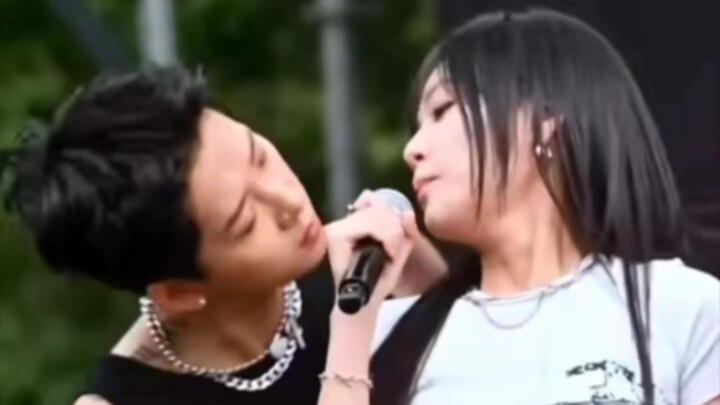 Ngày 3 tháng 9 năm 2022, clip quay trực tiếp sân khấu “The Weekend” của BIBI – thân hình nóng bỏng l