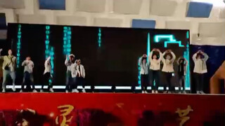 Biểu diễn mừng năm mới của học sinh trung học cơ sở! "Lông mi cong" (phiên bản thế hệ thứ ba) Vì có 