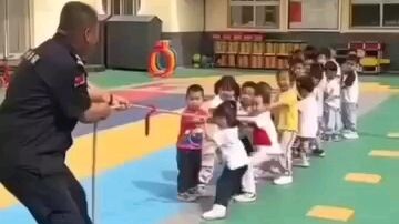 É isto que os políticos fazem com um povo faminto.