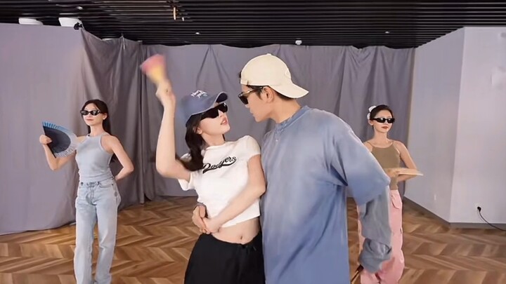 "Jia Ming Yue" versi modern berbusana kacamata hitam yang dikenakan seluruh anggotanya, siapa di sel