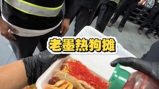 老墨热狗摊 给80位工人做午餐 美味的香肠热狗