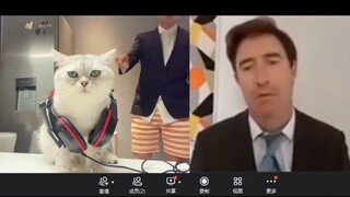 Tuan: Kamu suka bicara begitu, gantian kamu yang bicara, kenapa kamu bisa bicara tapi sekarang diam!