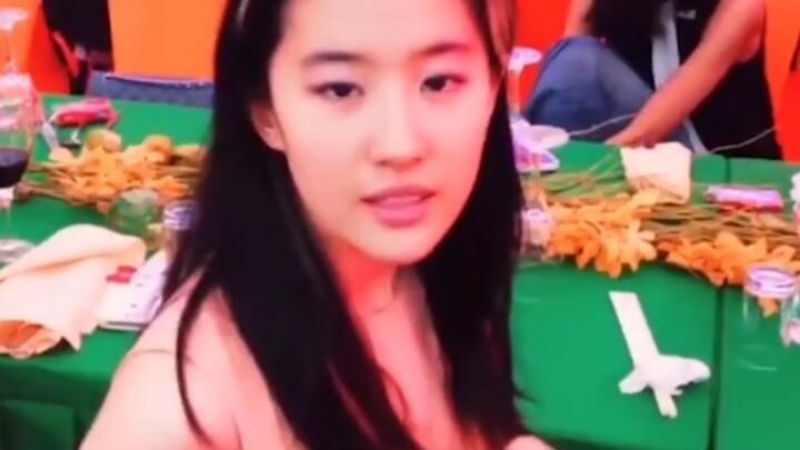Lưu Diệc Phi họp lớp thời niên thiếu, cùng các bạn học song ca, phiêu nốt cao trong ca khúc “Đã chết