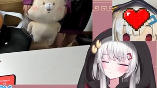 Japanese hottie is surrounded by bears, and the giant stuffed doll given by fans lives in the hottie