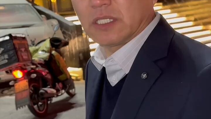 Apa bedanya sama pakai baju sambil makan jagung?