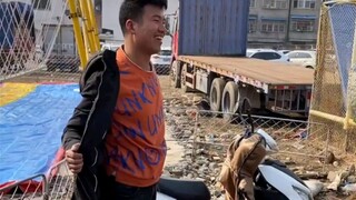 这么冷的天，小伙却热到脱衣服，是怎么回事？