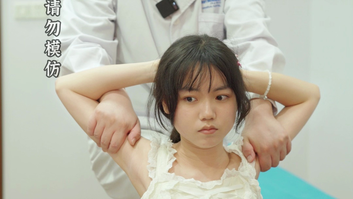 Zhang Zhihui’s bone-setting: At a young age, there’s muscular asymmetry in the lower back.