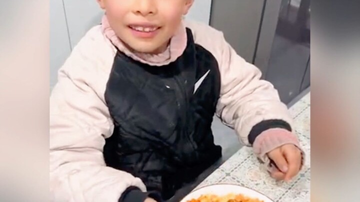 This kid is really stubborn! He doesn’t stop even though it’s so spicy~