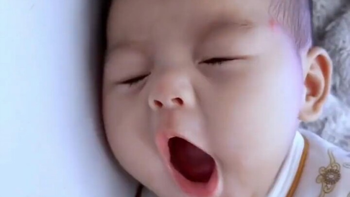 The sleepy baby hadn’t even finished yawning when Mom forcibly “shut them down.” Netizens: Did they 