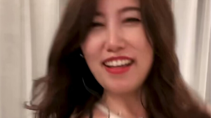 Dì cười vui vẻ quá