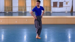 Langkah tari klasik "Baikoubu" menampilkan sosok anggun seorang gadis. Langkah ini sangat indah.