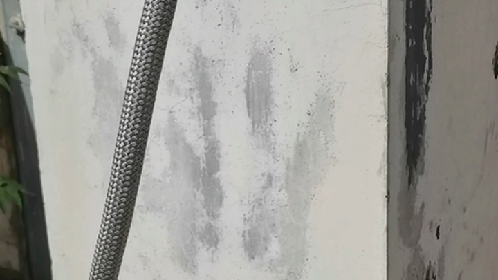 Lúc hứng lên, tôi tặc lưỡi mua luôn một cây kiếm đồ chơi giá 200 tệ…