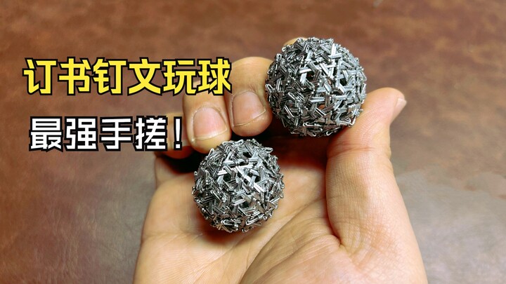 Quả cầu văn phòng phẩm từ ghim bấm đã hoàn thành, vậy găng tay ghim bấm còn xa không?