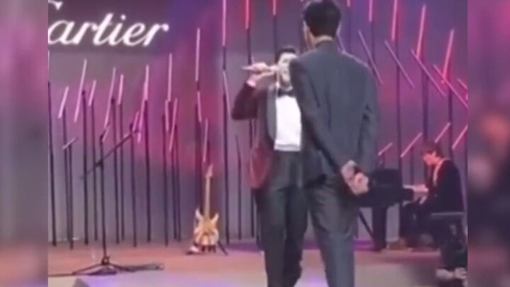 Para saudara yang malang di dunia hiburan, tolong jauh-jauh dariku saat berjalan di karpet merah, Ba