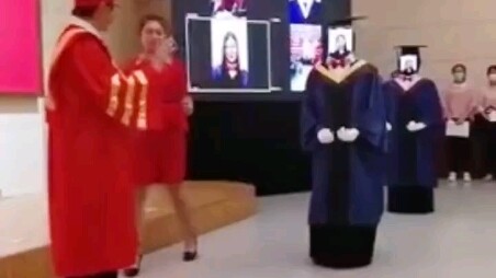 Buổi lễ tốt nghiệp này hẳn sẽ là kỷ niệm khó quên cả đời nhỉ?