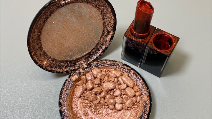 “Sorot mata berkilau seperti emas, cahaya lembut seolah siap digores”