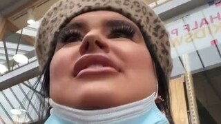 Blogger kecantikan yang sedikit gagap, memutuskan untuk menantang dirinya sendiri