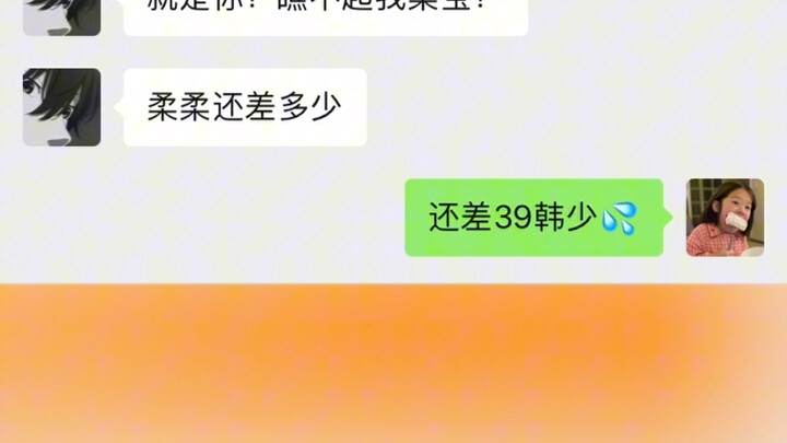 فتاة الكيك تكسرها برفق.