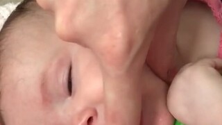 都喜欢这样逗小孩