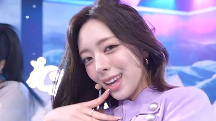 머리카락까지 성스럽게 컨트롤하는폭룡적 미모 ITZY 유나 솔로 무대 🫠SBS SBS 인기가요☞ [일] 오후 3시 20분Copyright Ⓒ S
