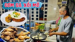 “ xếp hàng “ mua CƠM GÀ XỐI MỠ cực ngon ở vỉa hè Sài Gòn I HiepVlog # 41