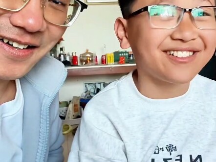 سجل Xiao Shao Bing هو 0/14، معذرةً، هذه المرة لم يستطع آباؤك الروحيون حمايتك حقًا. فبالتأكيد العائلة