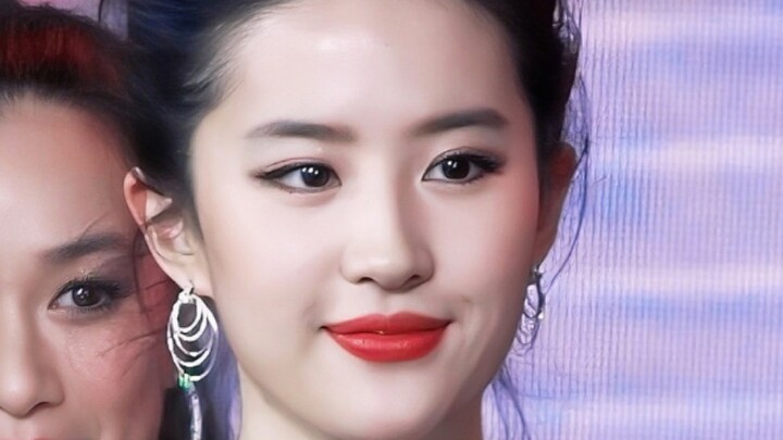 Liu Yifei's Real Beauty On and Off Stage: The Original Footage