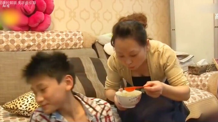 في الرابعة عشرة من عمره ما زال يحتاج إلى أن تطعمه أمه، وما إن يستيقظ حتى يبدأ مباشرة بلعب ألعاب الكم