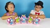 小泽和女同学开箱奇妙萌可盲盒玩，找到很多可爱的娃娃玩具