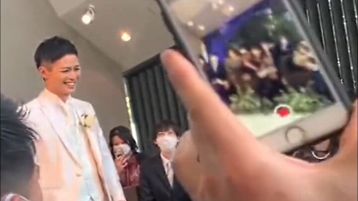 Trong đám cưới ở Nhật Bản, vì quá căng thẳng mà chú rể quên mất cách đi bộ...