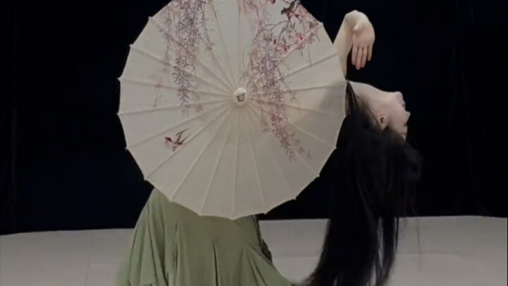 Folk dance is all about dancing yourself. It's free and easy, fresh and bright, full of life. I can 