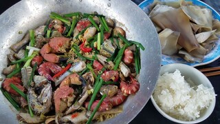 BỮA CƠM TRÊN GHE • Cá Kho Sả, Bắp Chuối Luộc | Ngư Dân Miền Tây