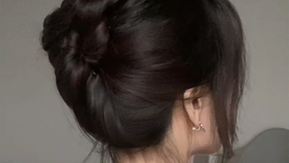 سارع بمناشدة صديقتك ذات الرأس المسطح للانضمام إليكِ في تعلُّم تسريحة كعكة برعم الزهرة هذه!